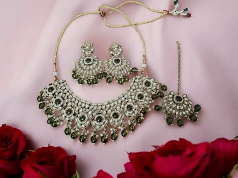 Hariyaali kunda Jewelley set with Tikka - Image 3